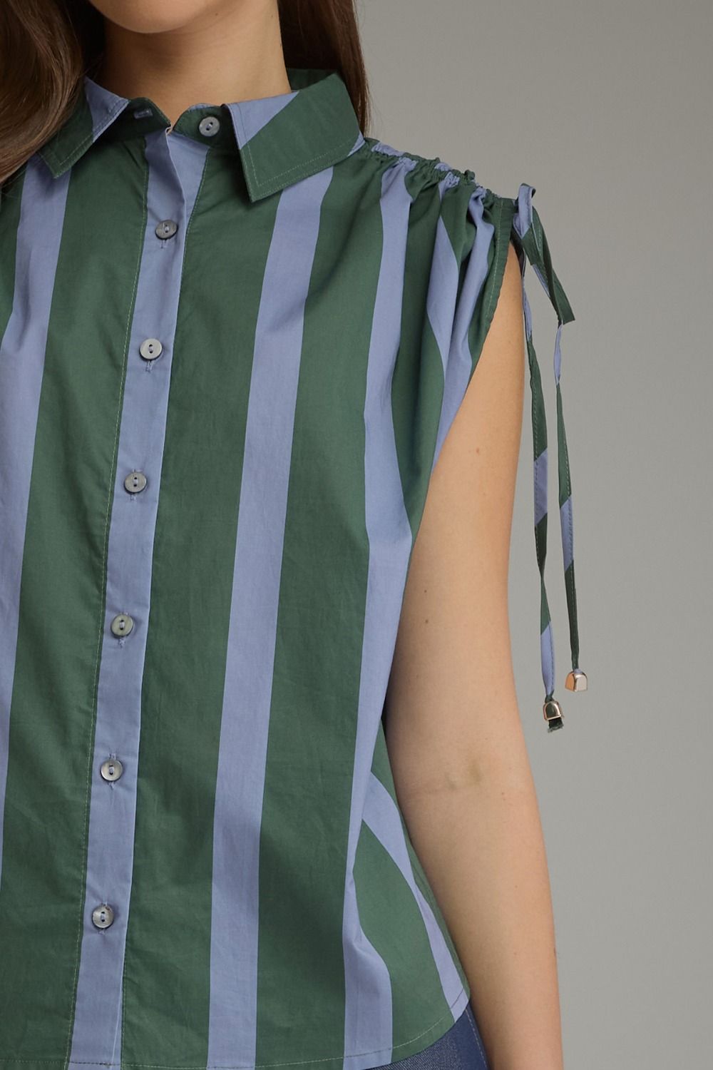 Stripe sleeveless top with a shirt collar